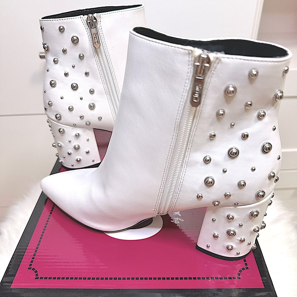 Circus by Sam Edelman Hannah Embellished Faux Leather White Booties - Size 8